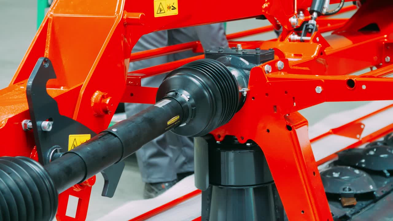 tuerca de ajuste de trabajador en la unidad industrial con llave de enchufe universal