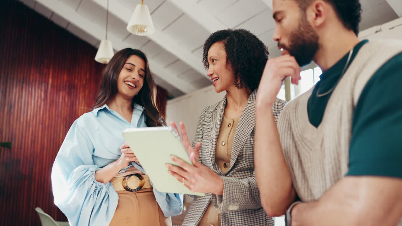 un equipo de negocios exitoso celebrando su logro.