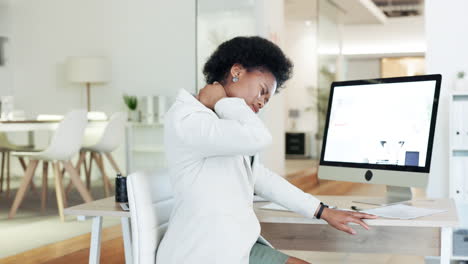 recepcionista cansada con agotamiento
