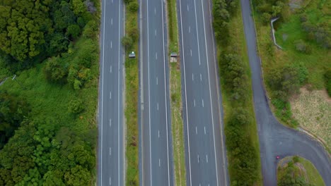 Straßenverkehr-Am-Fahrbahnsystem-Der-Pazifischen-Autobahn-Zwischen-Byron-Bay-Und-Brisbane,-Queensland,-Australien