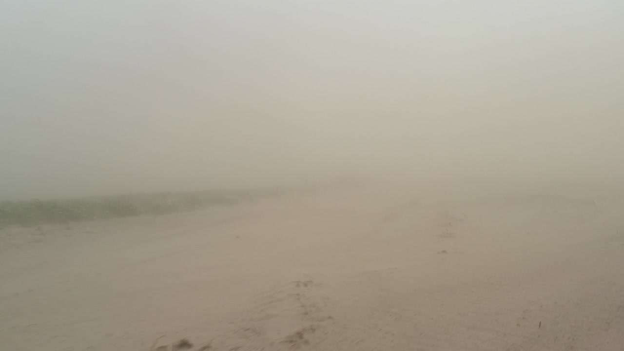 에서 먼지 폭풍은 검은 토양과 작물의 비옥한 층을 파괴합니다.