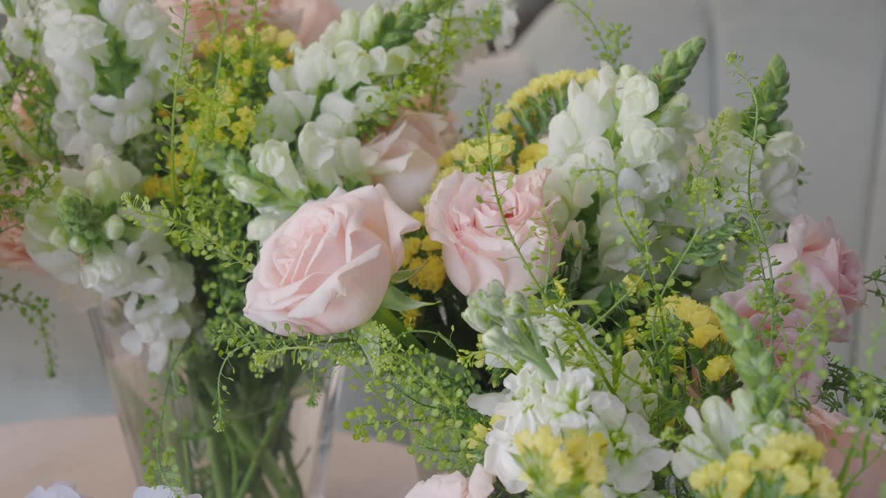 아름다운 분홍색과 색 꽃 배열