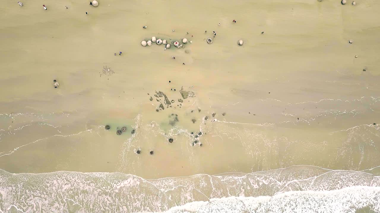 뉴질랜드 의 모에라키 바위 의 공중 사진