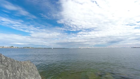 lapso de tiempo de las nubes que se mueven sobre un lago con reflejos