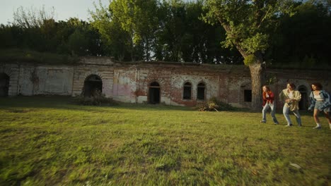 una pareja corriendo en un parque en ruinas al atardecer