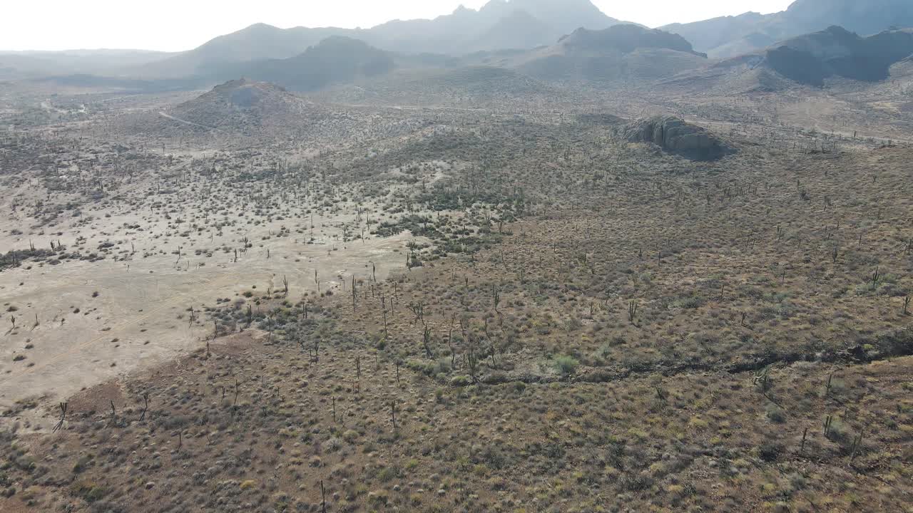 toma aérea del desierto mexicano, yermo y seco desierto montañoso