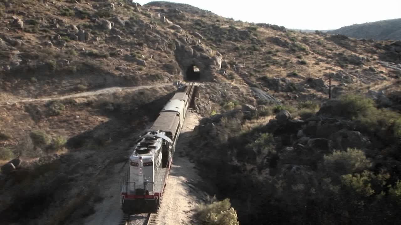 un tren comienza a entrar en un túnel