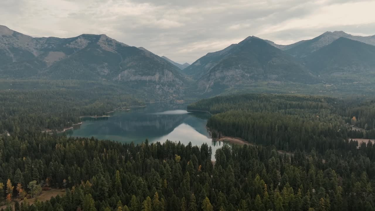 cordilleras y bosques de abeto reflejados sobre un lago transparente en el parque nacional