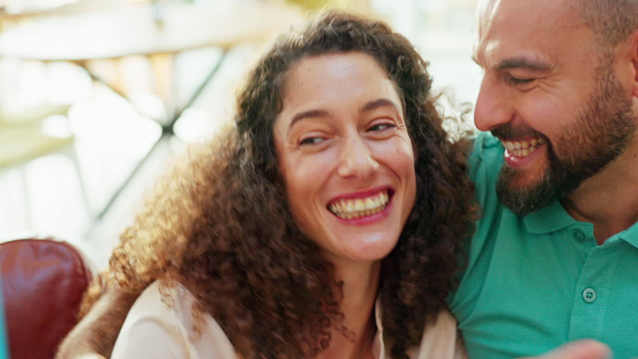 pareja feliz, una selfie con una sonrisa