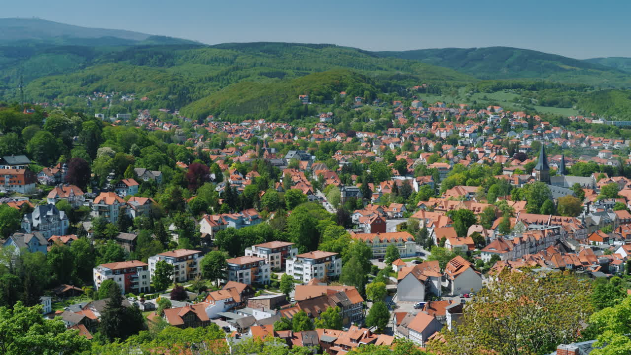 pequeña ciudad alemana en la ladera verde