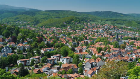 Kleine-Deutsche-Stadt-Auf-Grünem-Hügel