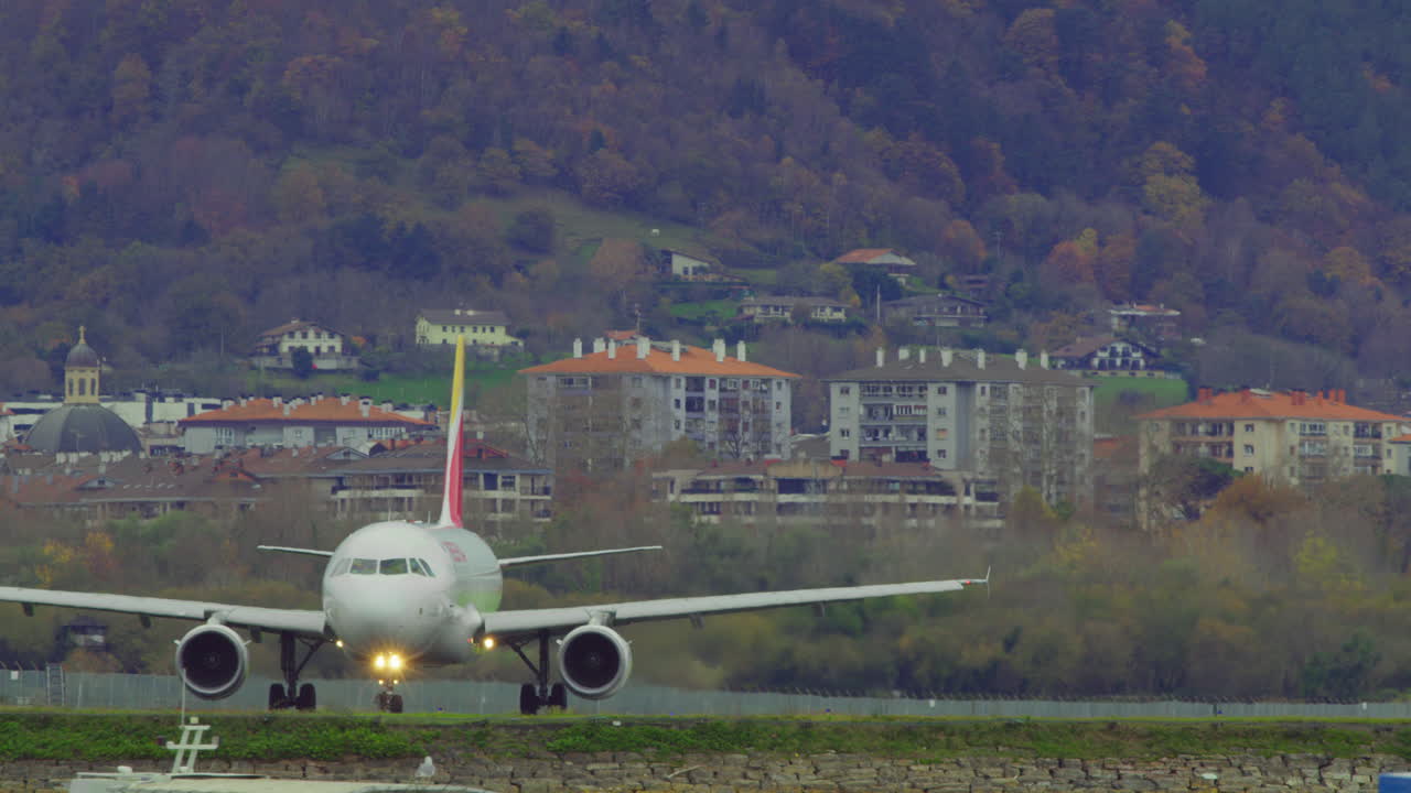 이베리아 에어버스 a320이 공항에 착륙합니다.