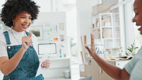 mujeres, diseñadoras y creativas con un apretón de manos