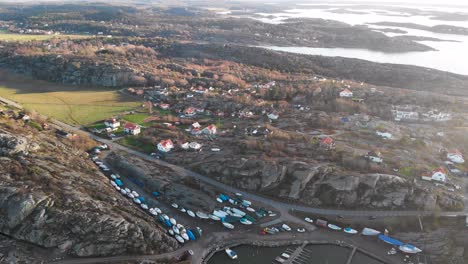 Ciudad-Costera-De-La-Isla-Nórdica-En-El-Oeste-De-Suecia,-Antena