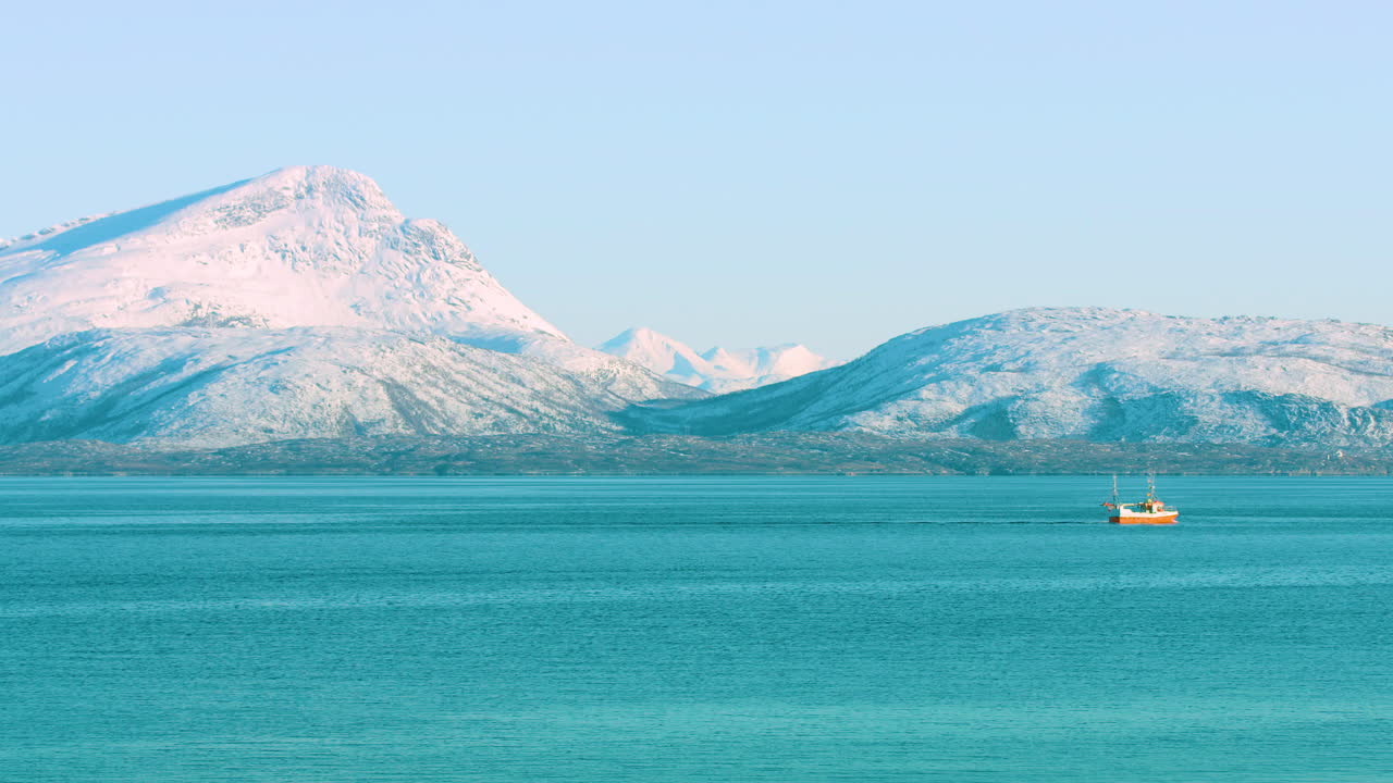 노르웨이 로포텐 섬에 있는 붉은 어선의 영화적 장면