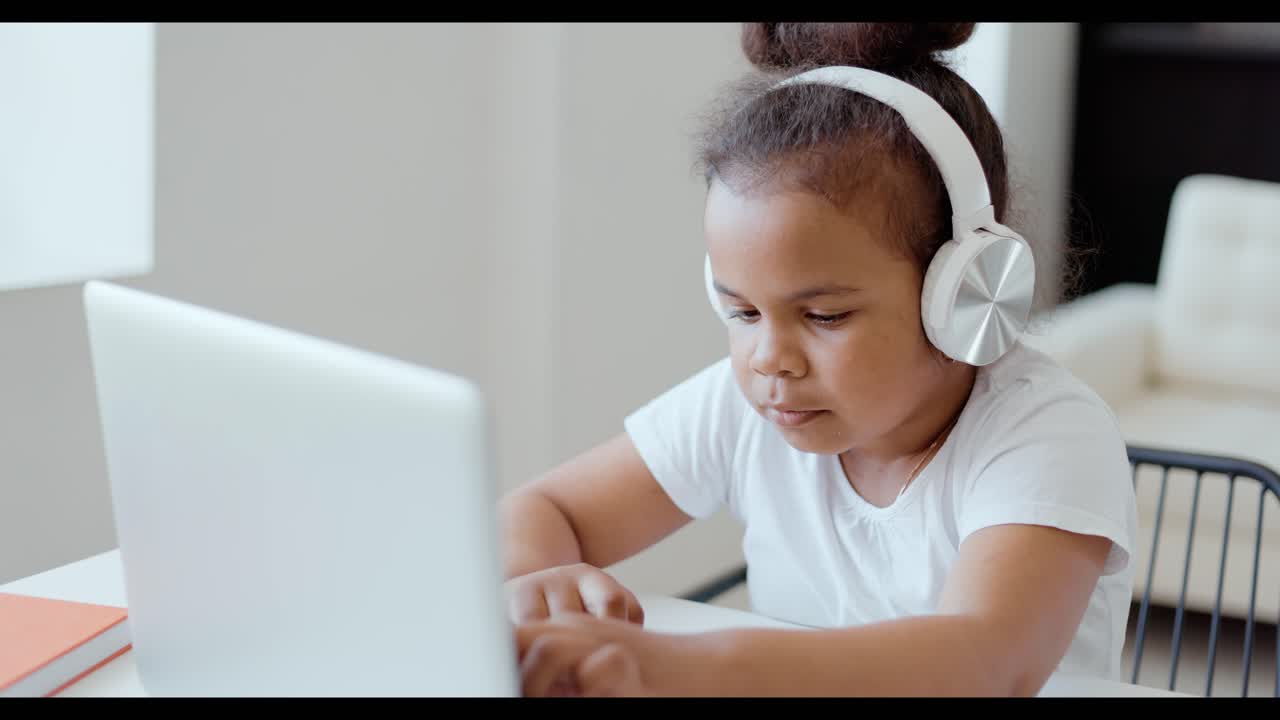 niña estudiando en línea