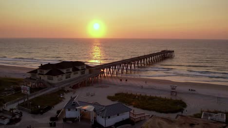 Zoom-Rápido-Aéreo-Por-El-Muelle-Al-Amanecer-En-Wrightsville-Beach-Nc