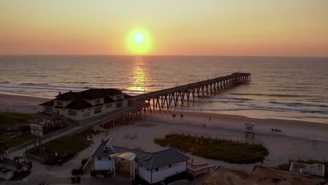 zoom rápido aéreo por el muelle al amanecer en wrightsville beach nc