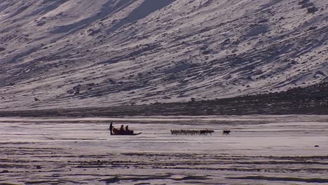 Un-Trineo-De-Perros-Distante-Se-Mueve-A-Través-De-La-Tundra-ártica