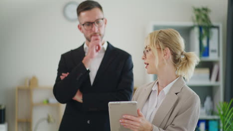 woman presents project to boss and discusses