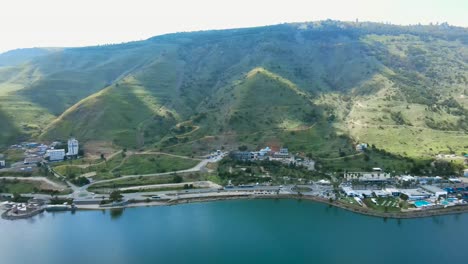 una montaña al pie del mar de galilea