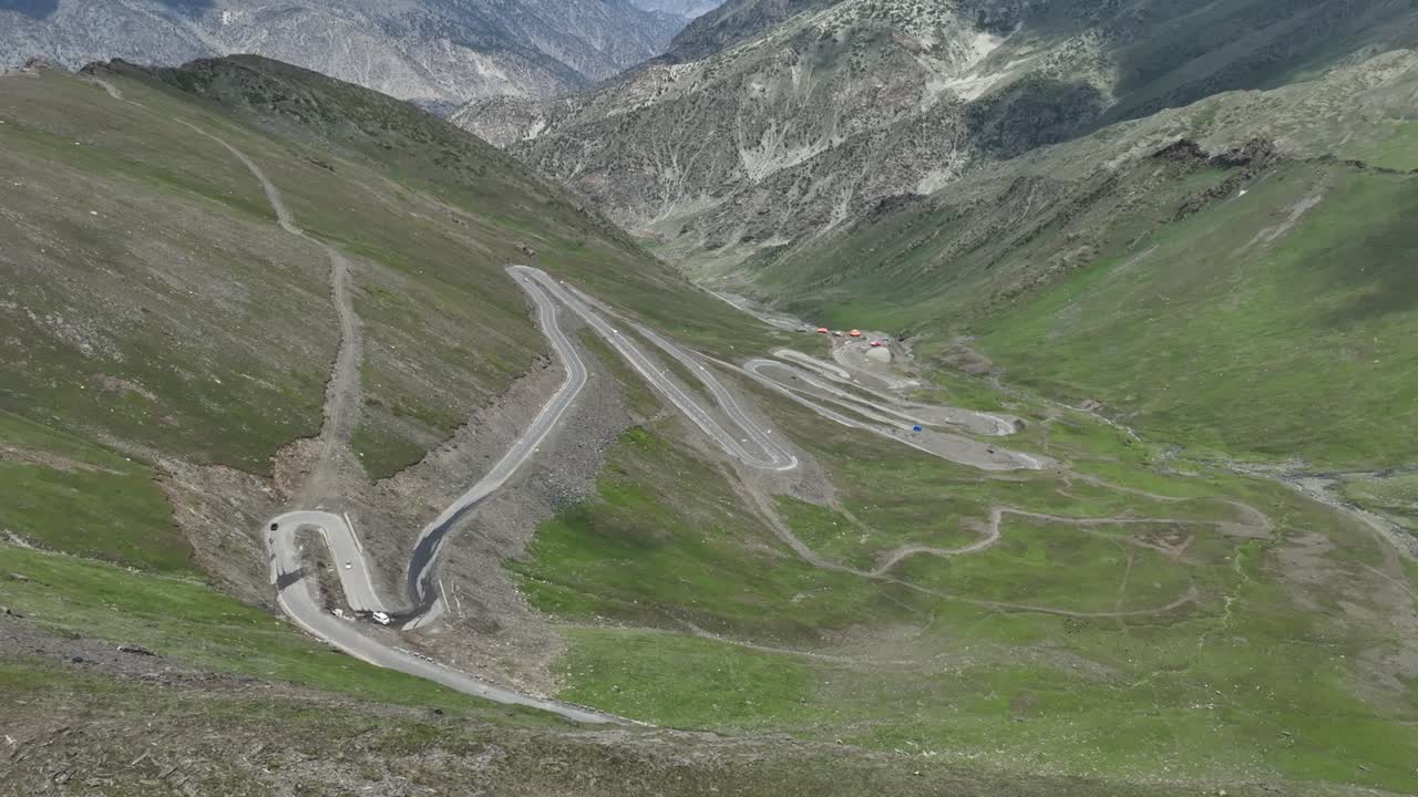 воздушный вид извилистой горной дороги у перевала бабусар