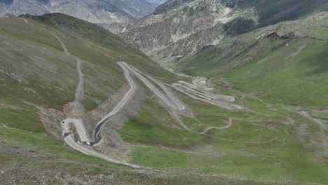 Vista-Aérea-De-La-Sinuosa-Carretera-De-Montaña-En-El-Paso-De-Babusar