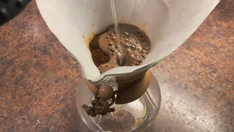 在 chemex 咖啡機中開花的咖啡