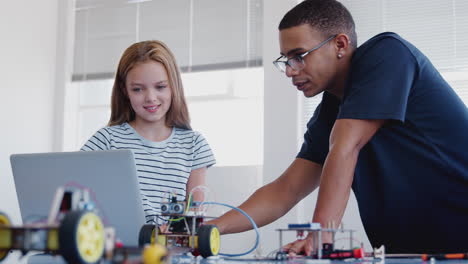 Estudiante-Con-Profesor-Construyendo-Un-Vehículo-Robot-En-Clase-De-Codificación-Informática-Después-De-La-Escuela