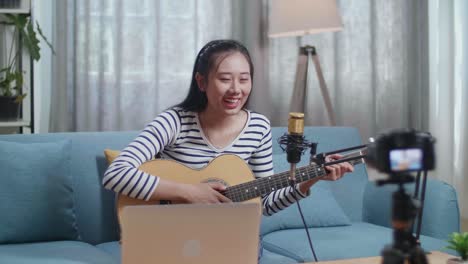 여자 집에서 기타를 연주