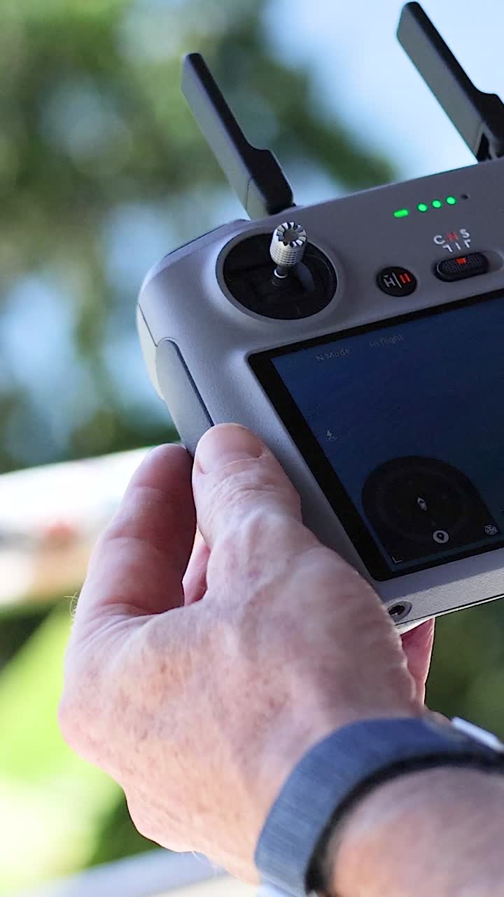 Persona che controlla un drone con telecomando a Phuket.