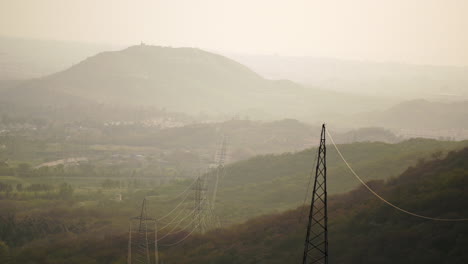 líneas eléctricas en las hermosas colinas de margala en islamabad, destino de viaje en pakistán