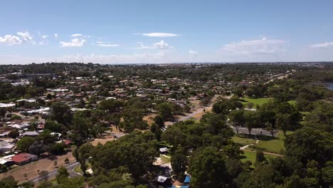 tomada de grúa de un parque rotativo con el área residencial de wanneroo en el fondo