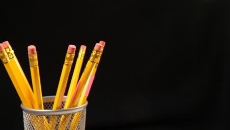 girar los lápices amarillos