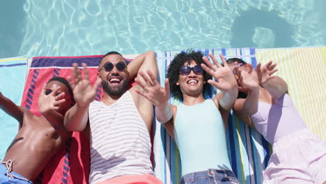 Alto-ángulo-De-Felices-Padres-Y-Niños-Afroamericanos-Tomando-El-Sol-En-La-Piscina-Saludando,-Cámara-Lenta