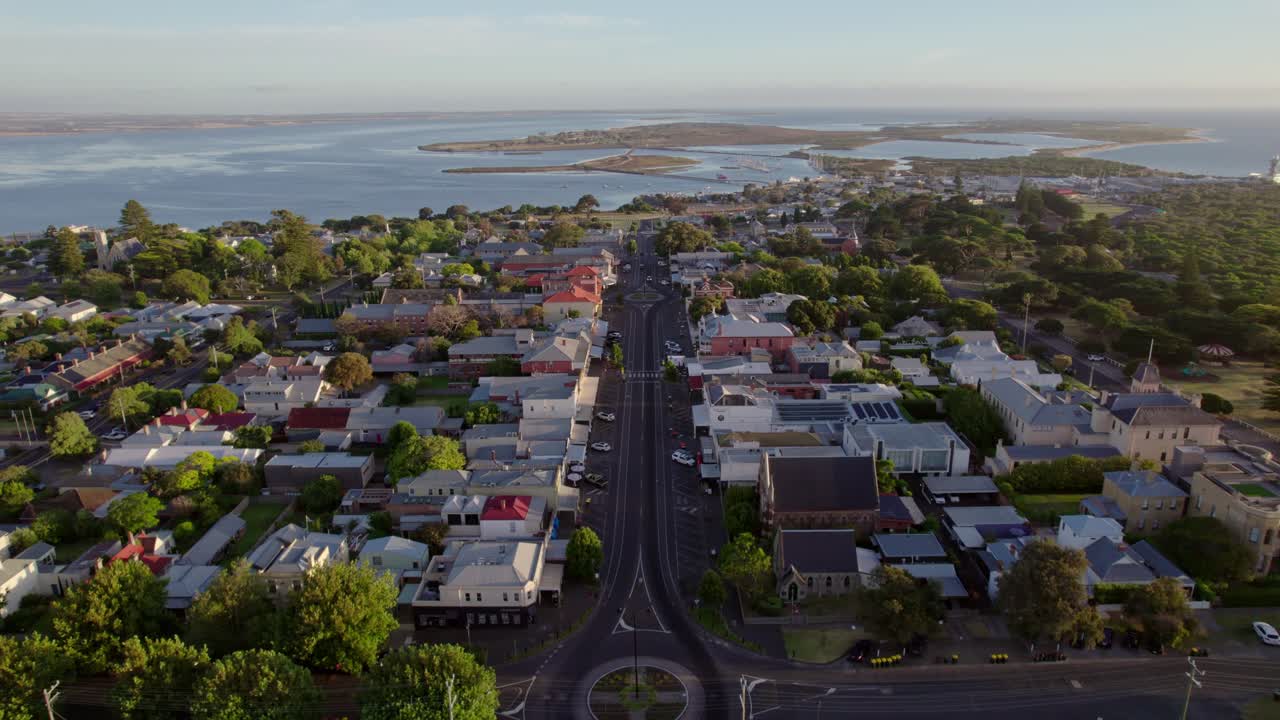 Veduta aerea panoramica della strada principale di Queenscliff, giornata di sole, Australia