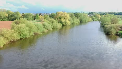 Drohnenaufnahmen-über-Die-Brücke-Am-Deutschen-Fluss-Im-Dorf-Dehrn