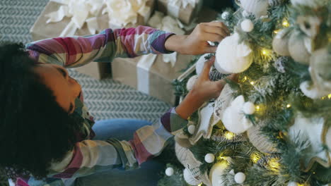 mujer decorando un árbol de navidad