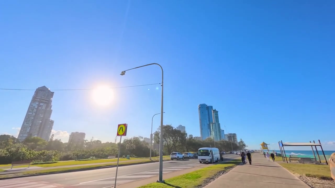Vista grandangolare di un sentiero costiero soleggiato e dello skyline a Surfers Paradise, Australia.