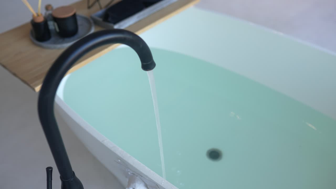 현대적인 욕조를 채우고 있습니다.