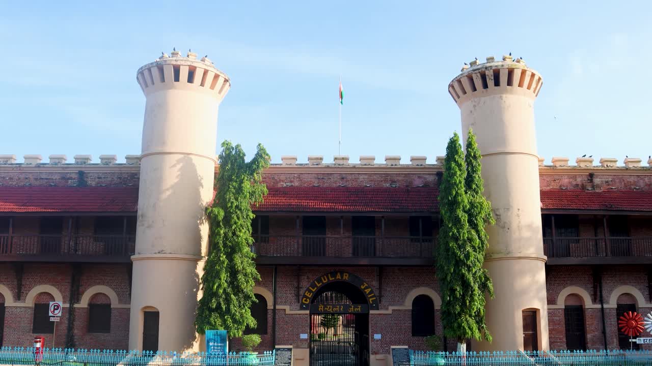 La famosa atracción turística Cellular Jail en las islas Andamán bajo un cielo despejado.