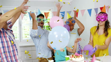 celebrando con globos y animación de confeti sobre la gente en una fiesta festiva