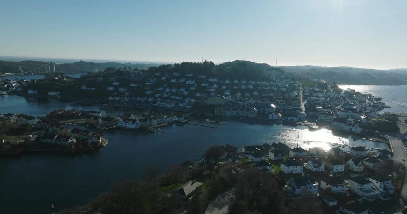Veduta aerea della città costiera di Farsund, Norvegia, con case sul lungomare.