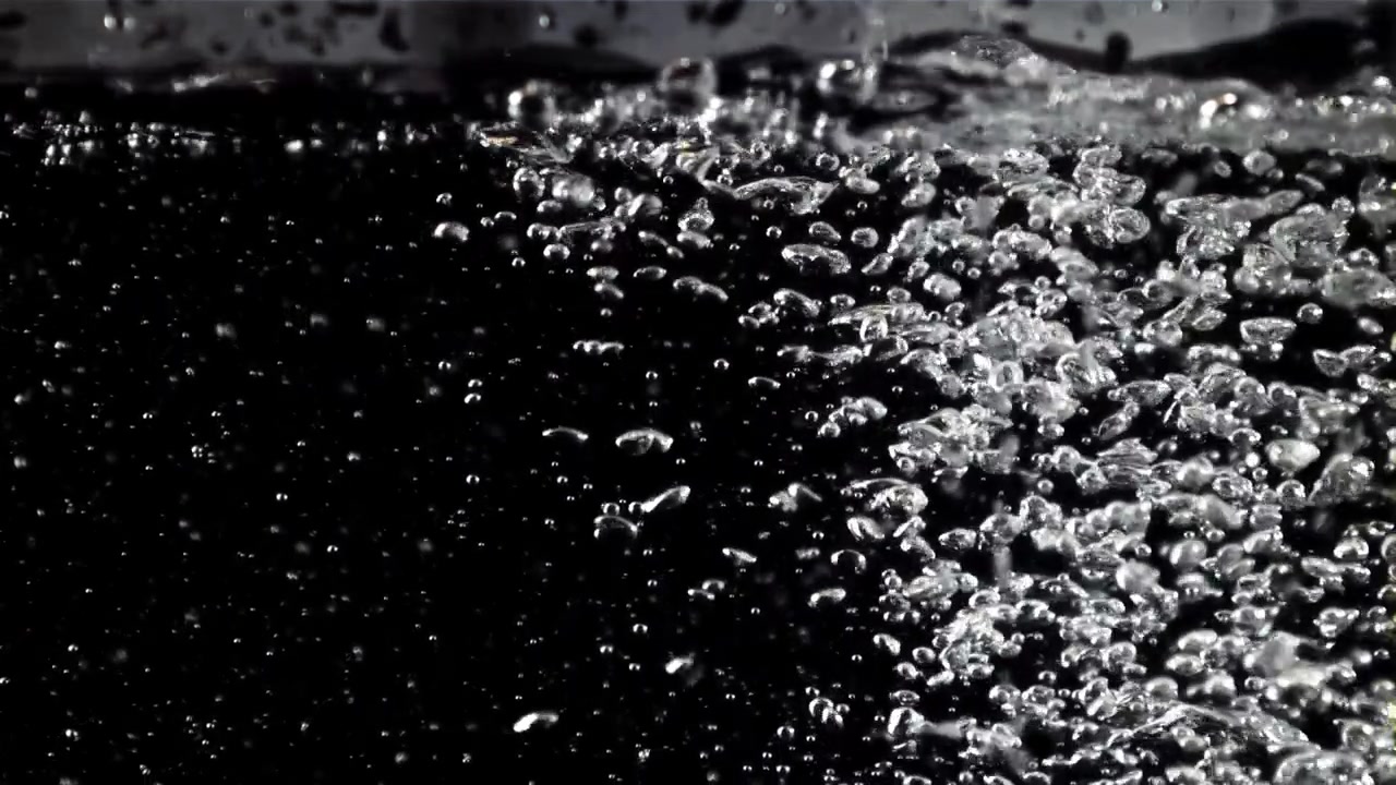 Bolle effervescenti che salgono su uno sfondo di acqua scura