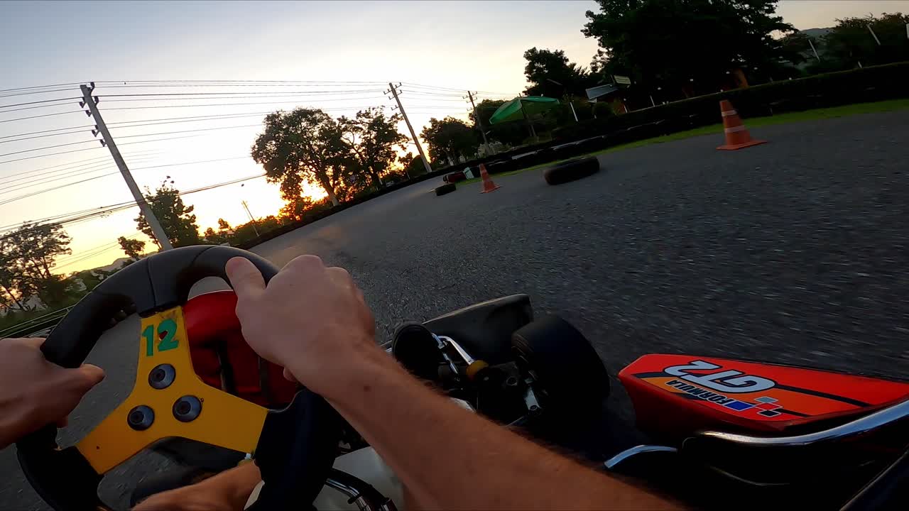 4k pov 사람이 빨간색 카트를 타고 구석에서 표류합니다.