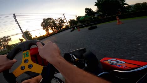 cara de 4k pov à deriva no canto em um kart vermelho