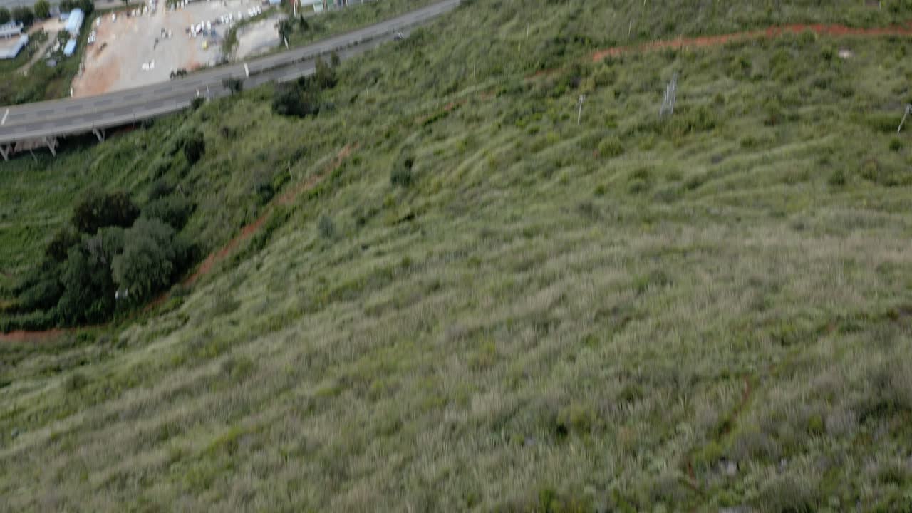 escalador femenino ascendiendo shuanglang dali roca sobre el lago erhai, china