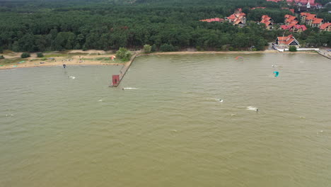 Aerial:-Extremsport-Am-Strand-Beim-Kitesurfen-Und-Windsurfen