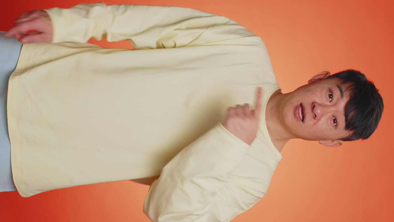 카메라를 가리키는 행복한 아시아인, 선택, 방향을 보여주는, 고용, 직업, 고용