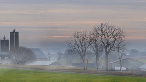 una niebla matutina asentándose en el campo en una mañana temprana de invierno